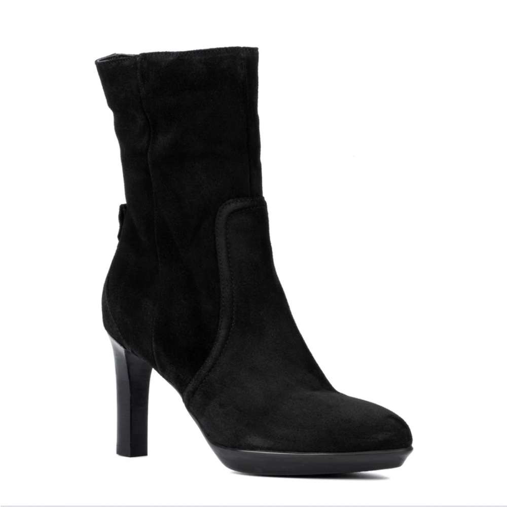 Aquatalia Women’s Renisa Boots in black suede. Size 7.5